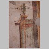 2255 ostia - regio iii - insula ix - domus delle muse (iii,ix,22) - raum 9 - suedostwand - mitte - detail - architektonische dekoration.jpg